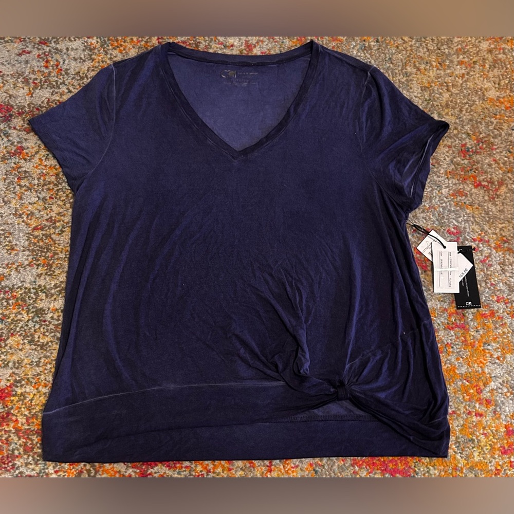 Cable & Gage Sport Women’s Navy V Neck Top. Design Knot. Size XL
